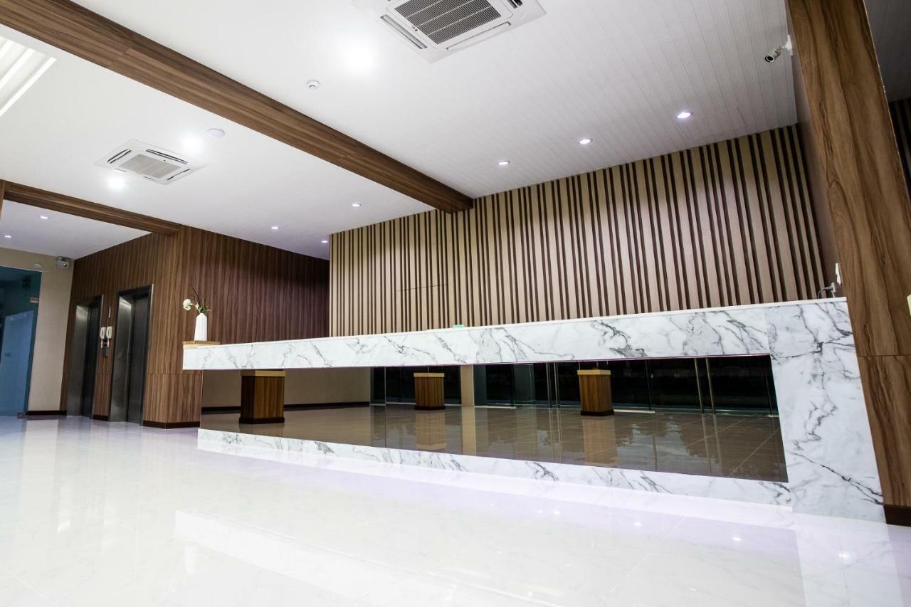 O2 Hotel Lopburi Bagian luar foto