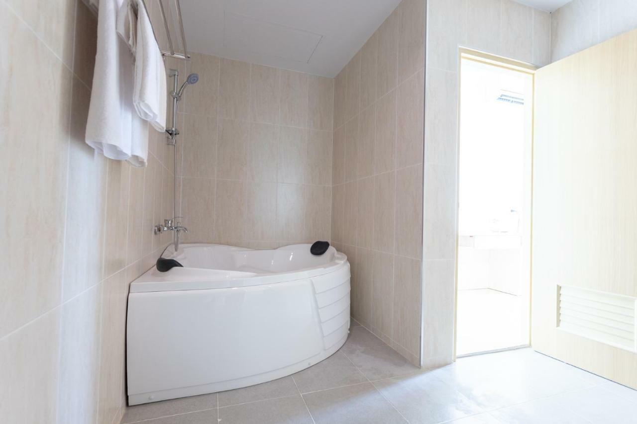 O2 Hotel Lopburi Bagian luar foto